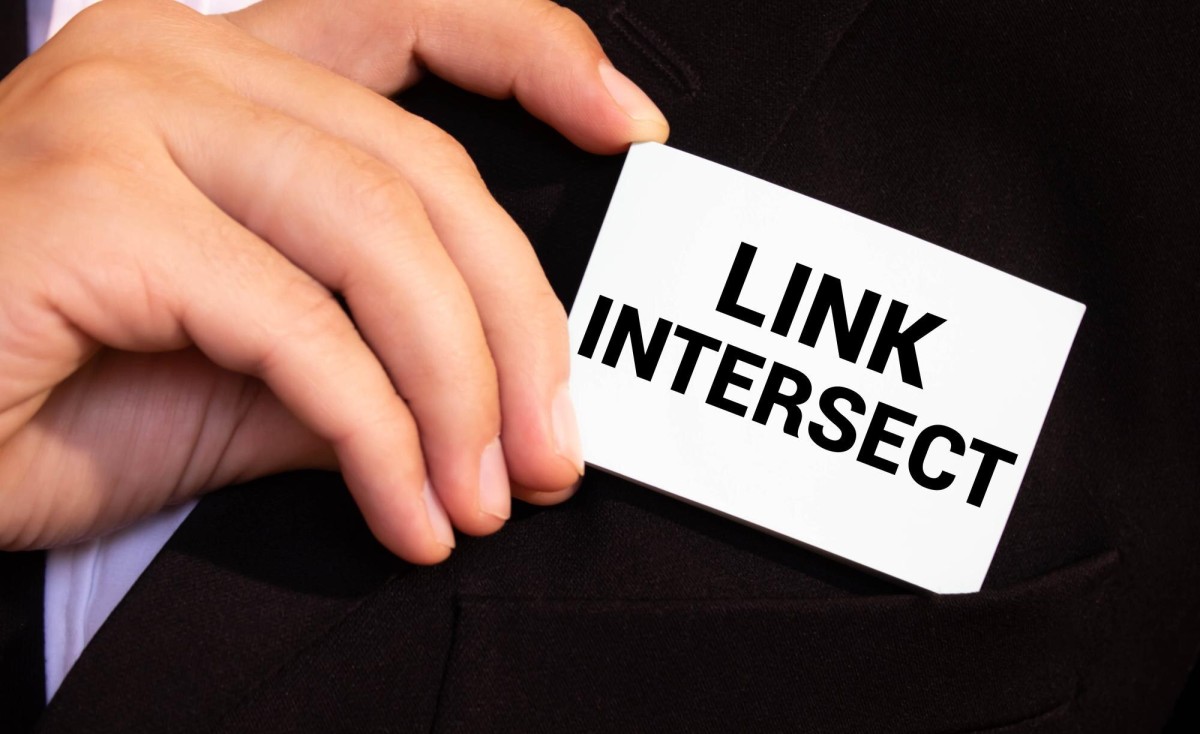 Blogger reviewing nofollow link guidelines