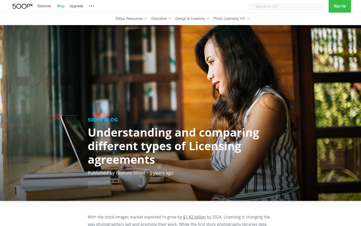 Blogger manually searching stock photo websites