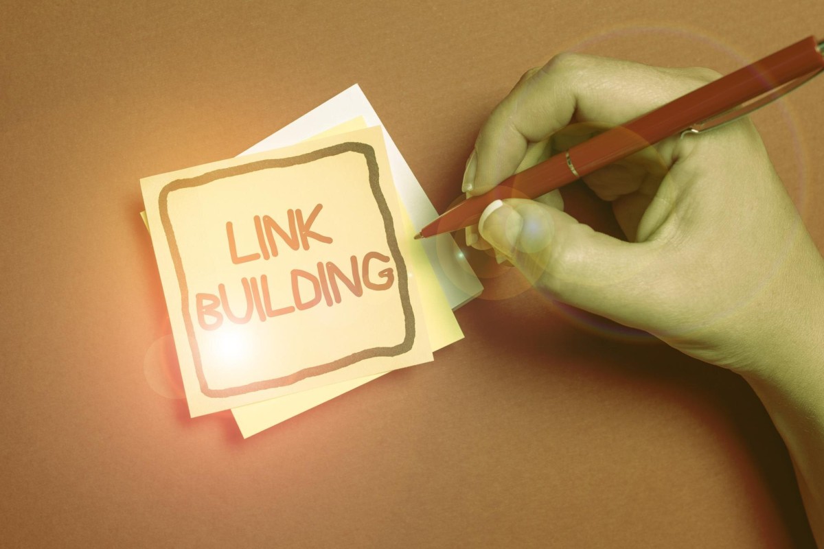 Person searching for competitor blog content online