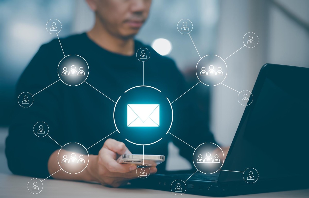 Laptop displaying RSS feed email newsletter