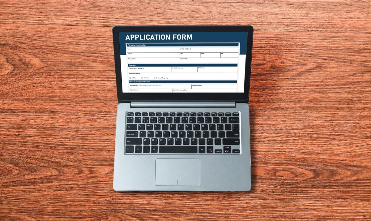 Person adding UTM parameters to a URL
