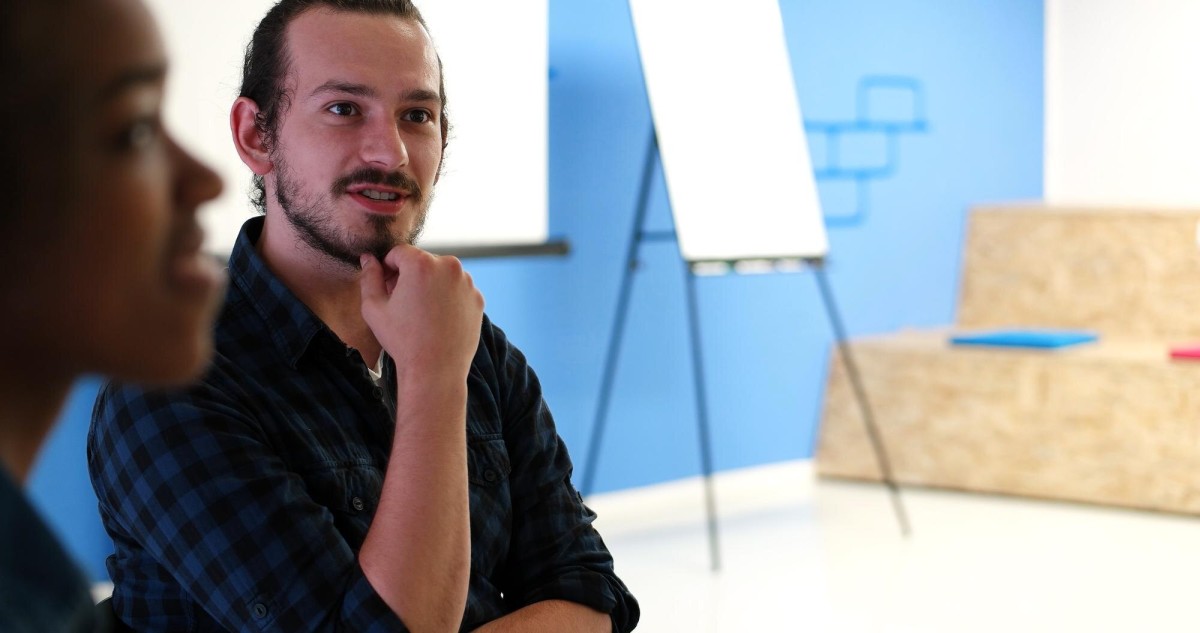 Coach and client discussing services together