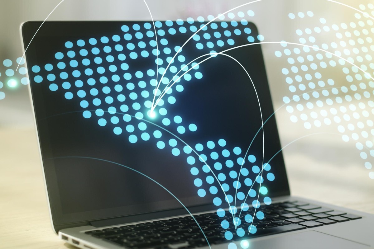 People exchanging website traffic online