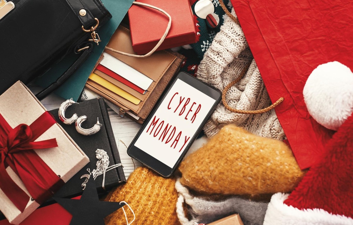 Seasonal calendar with holiday shopping highlights