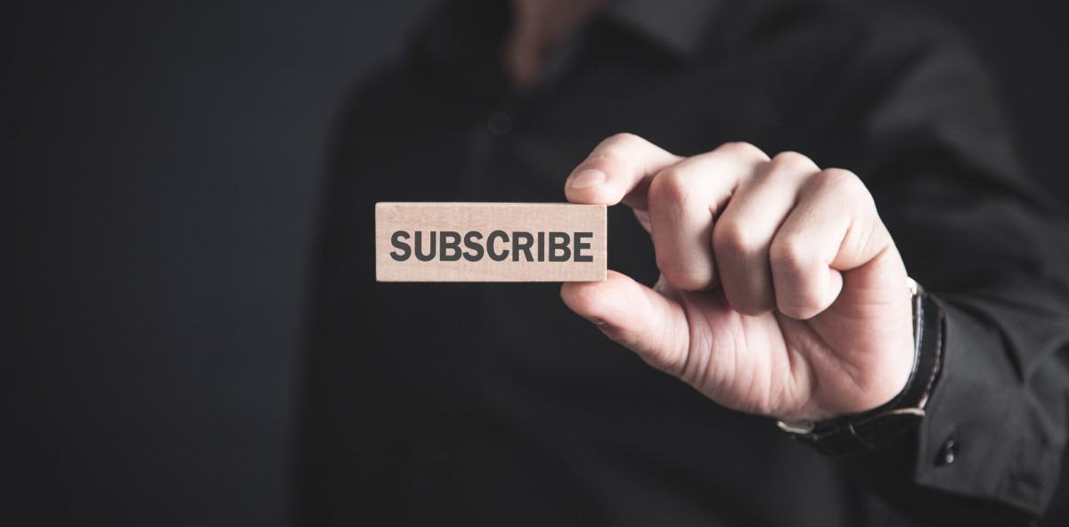 Video endcard with clickable subscribe button