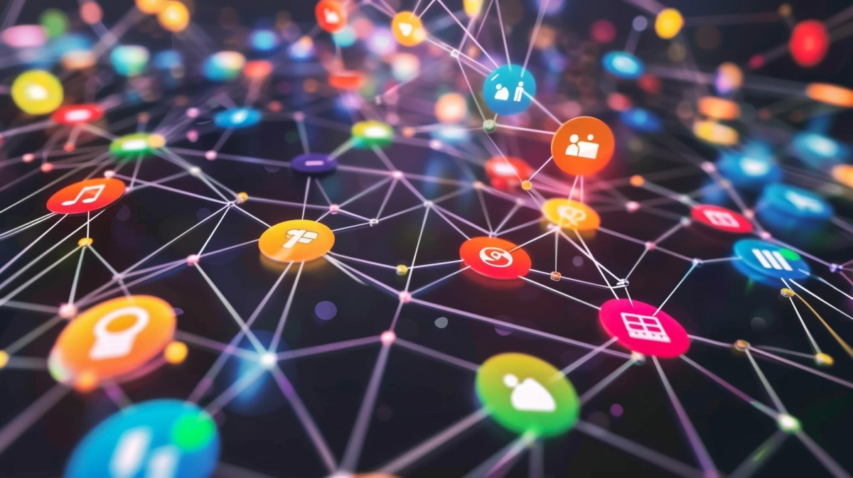 Growing arrow showing compounding website traffic