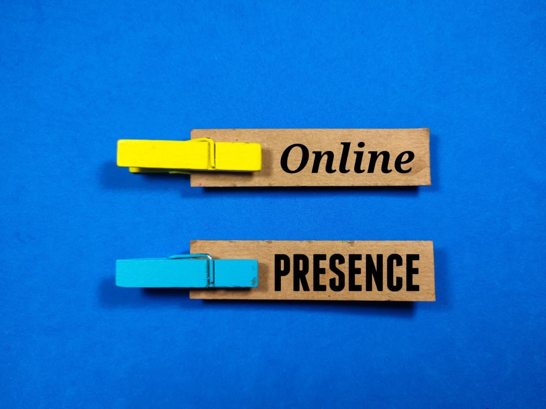 Magnifying glass focusing on webpage position