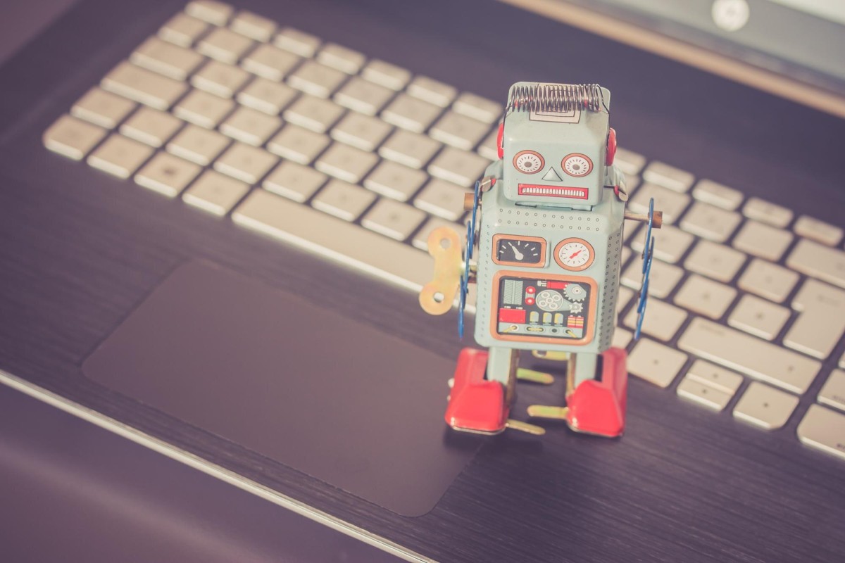 People manually exchanging website traffic online