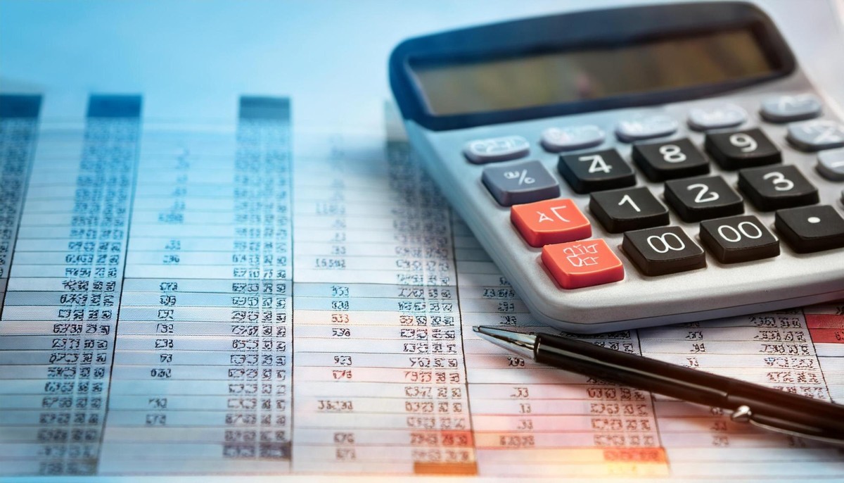 Calculator and budget averaging calculation chart