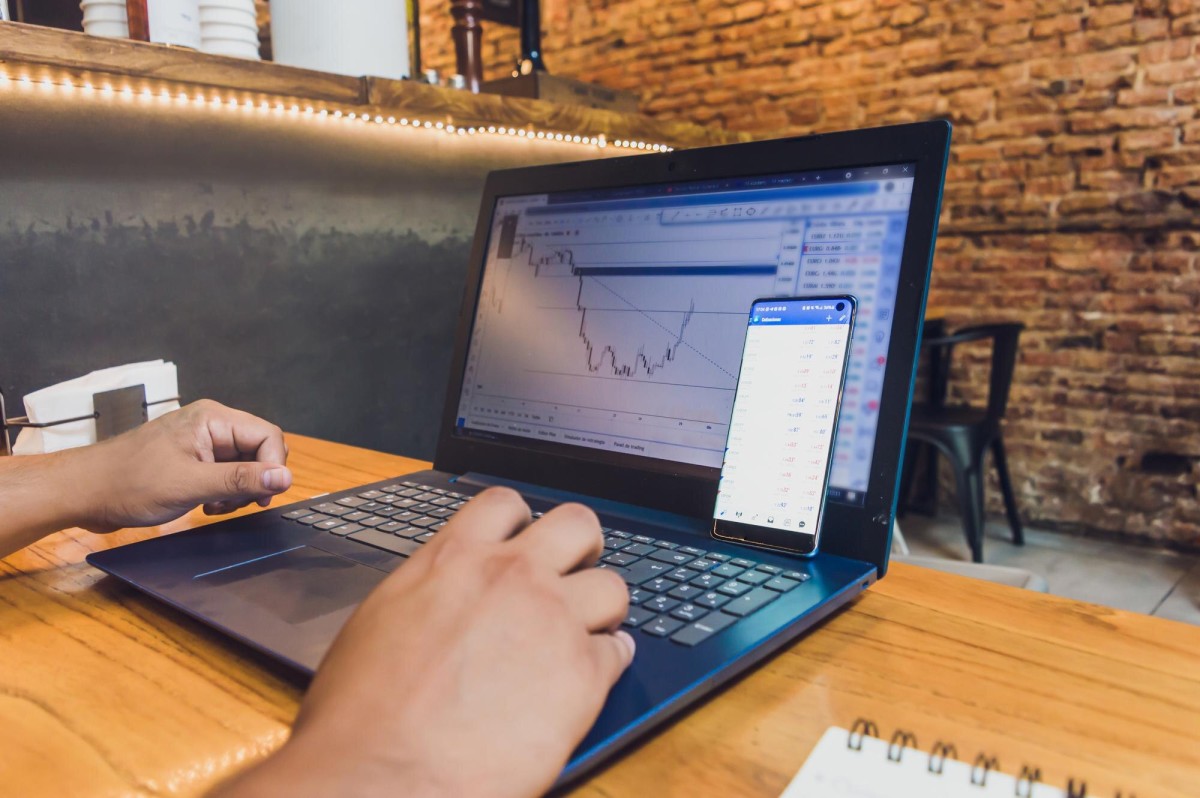 Backlinks connecting websites in a network diagram
