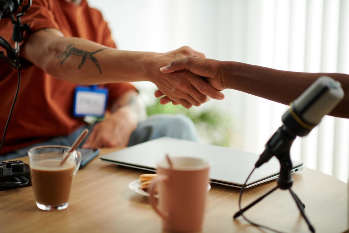 People connecting through shared blog content