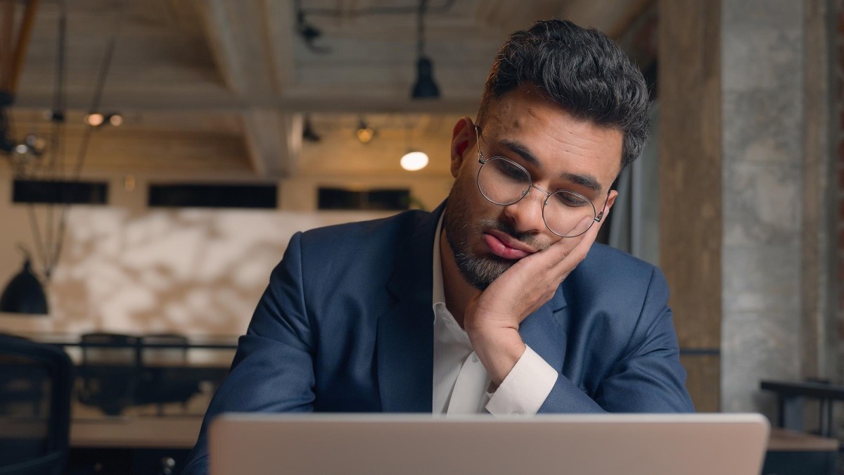 Person looking bored at laptop screen